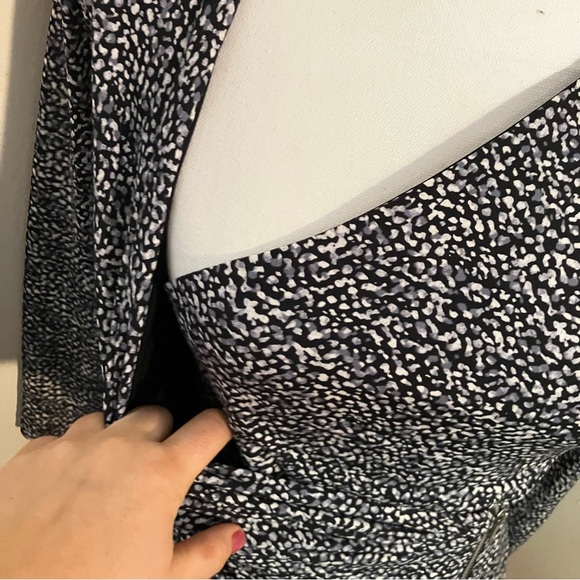 5/$20 Express white/black/gray surplice front zipper stretch mini dress XS - Picture 2 of 8